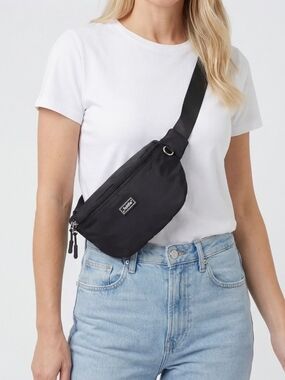 Everyday Crossbody Belt Bag in Black